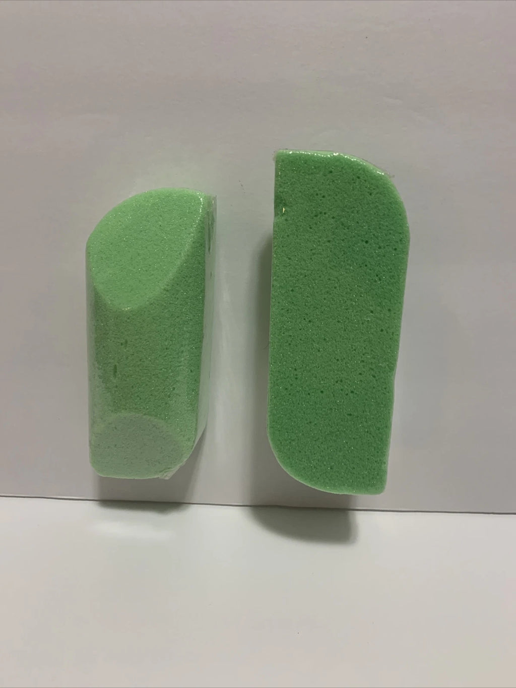 Earth Therapeutics  Pumice Sponge Ergonomic Easy Grip Exfoliates Dry Rough Skin